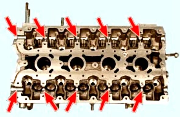 Протяжка гбц ваз 16. Протяжка головки блока 16 клапанов ВАЗ. ГБЦ двигателя ВАЗ 2110 16 кл. Головка блока Приора 16 клапанов. Масляные каналы ГБЦ ВАЗ 2112 16 клапанов.