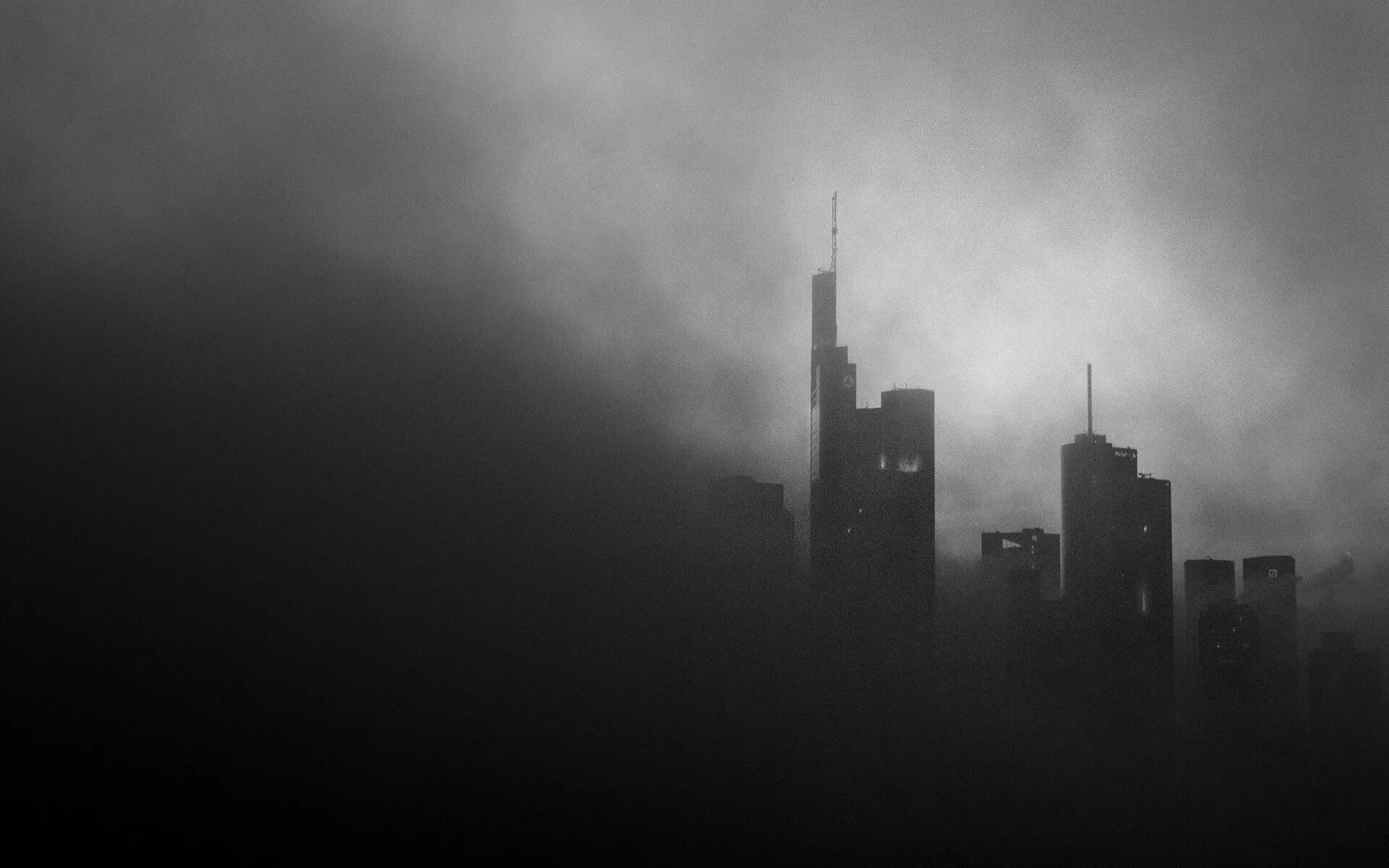 Город тумана 5. Город в тумане. Серый мрачный город. Серый город. Мрачный город.