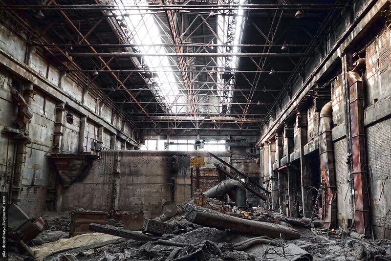 Закрытые заводы предприятия. Заброшенный завод верх исетский. Разрушенный завод. Заброшенный завод берлин. Закрытые заводы предприятия.