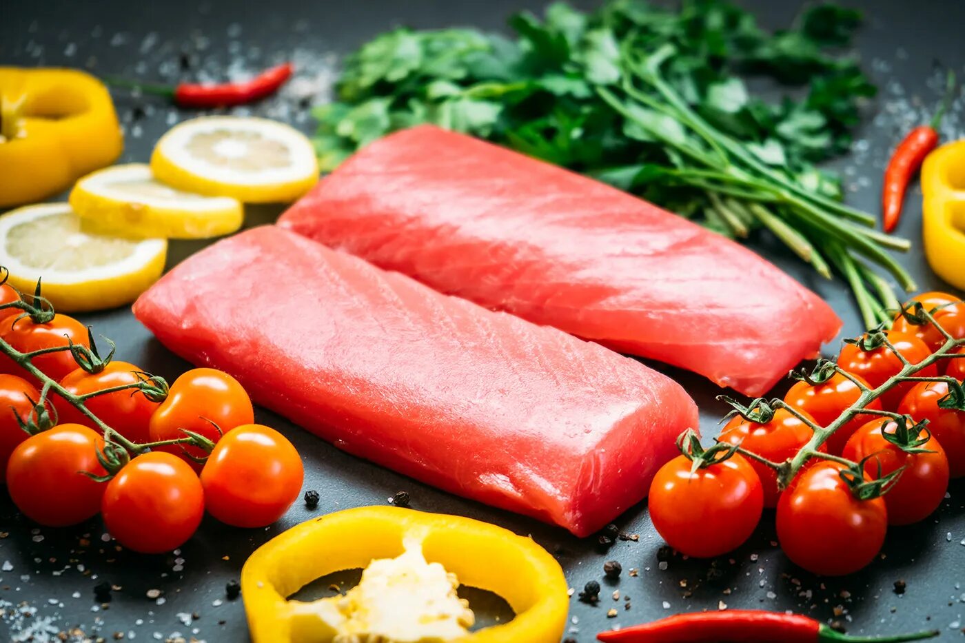 Филе человека. Филе тунца. тунец мясо. тунец лоин. мясо тунца сырое.