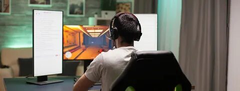 Ведет трансляцию игр в интернете 7