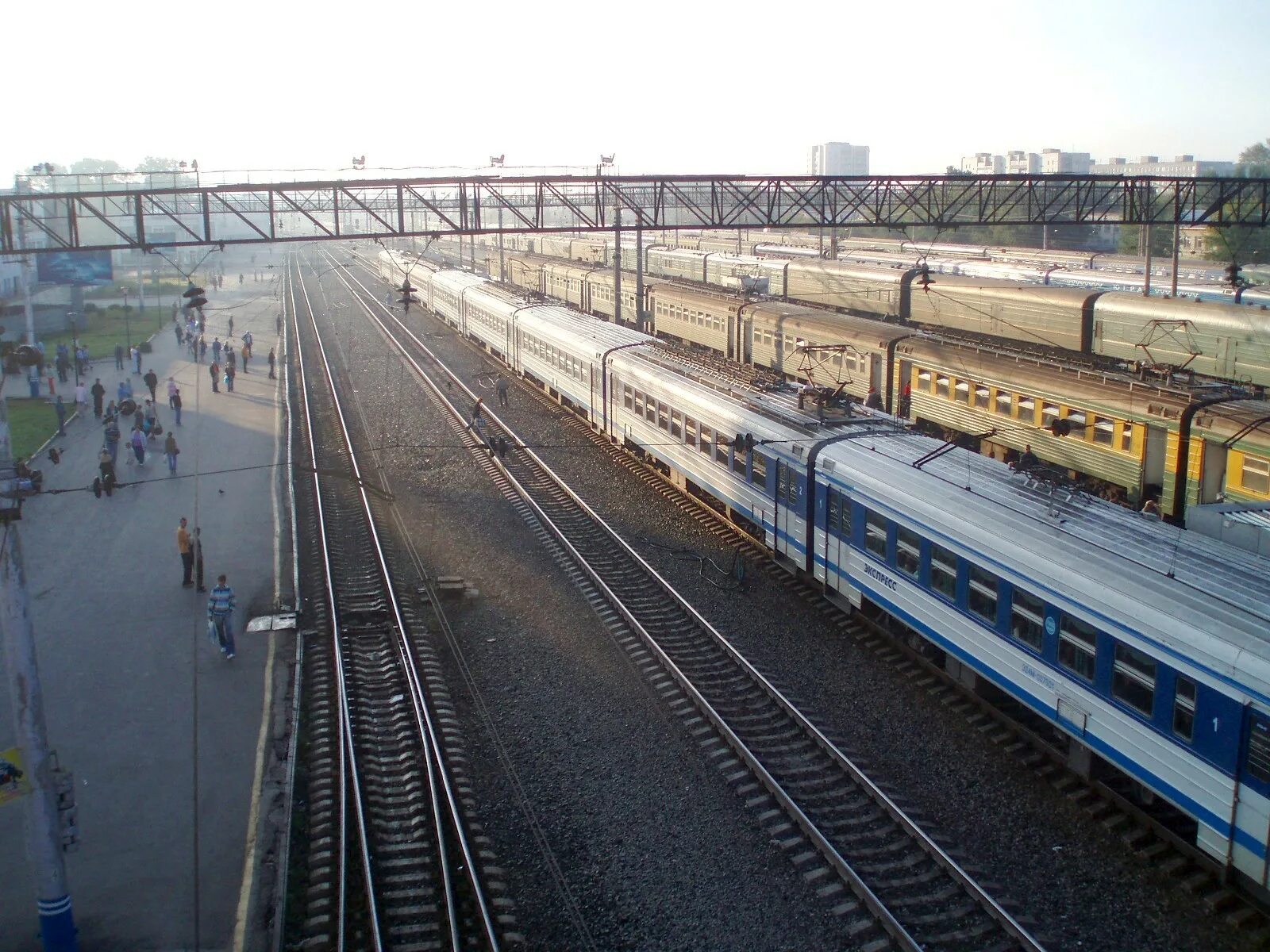 Железнодорожный вокзал тюмень, тюмень. Вокзал тюмень. Тюмень жд вокзал мост. Жд вокзал тюмень пути. Жд вокзал города тюмень.