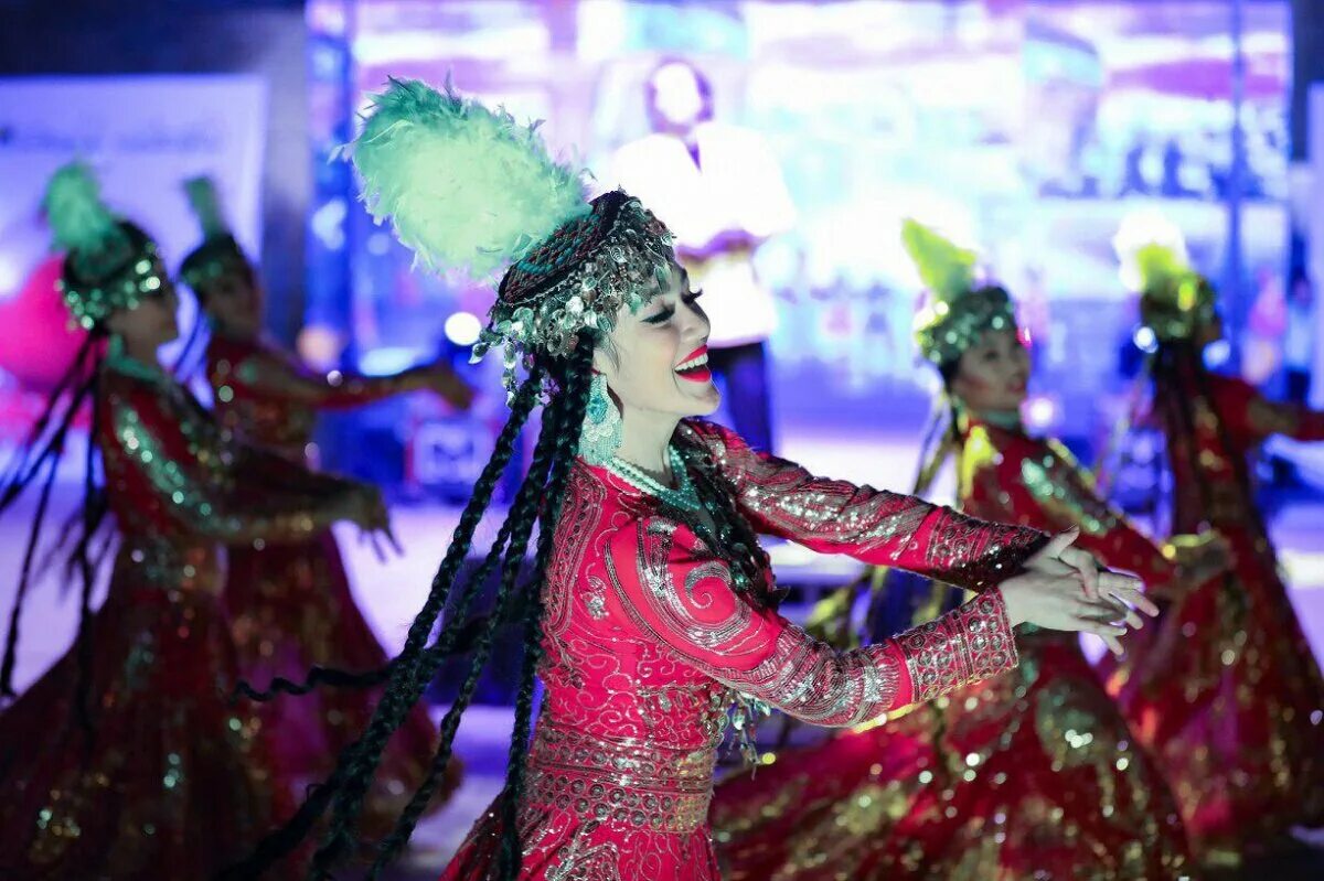 Хорезмский танец Лазги. Хорезмские национальные танцы. Узбекский национальный костюм Хорезм. Lazgi raqsi.