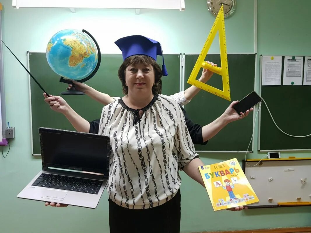 Креативный ученик. Креативно творческий педагог. Креативный учитель начальных классов. Учитель и ученики в классе. Классная фотография с учителем.