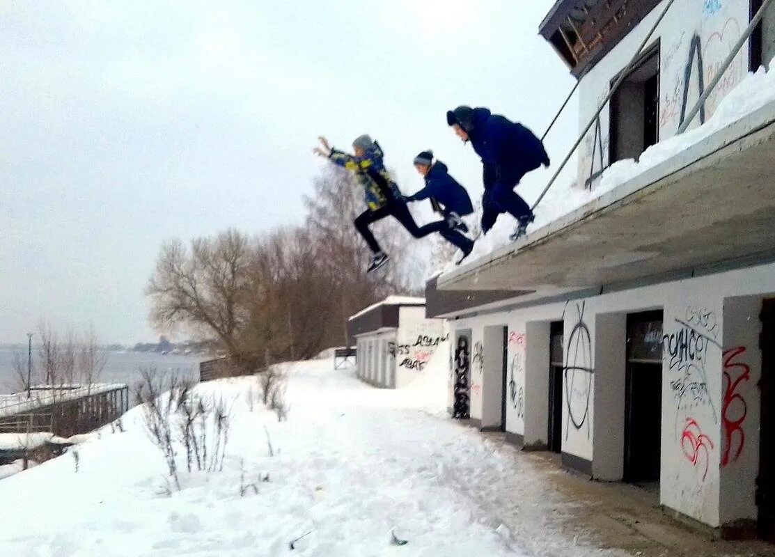 Прыгать сугробы. Прыжок с гаража. Паркур на гаражах. Прыгать по гаражам. Прыгает с гаража.