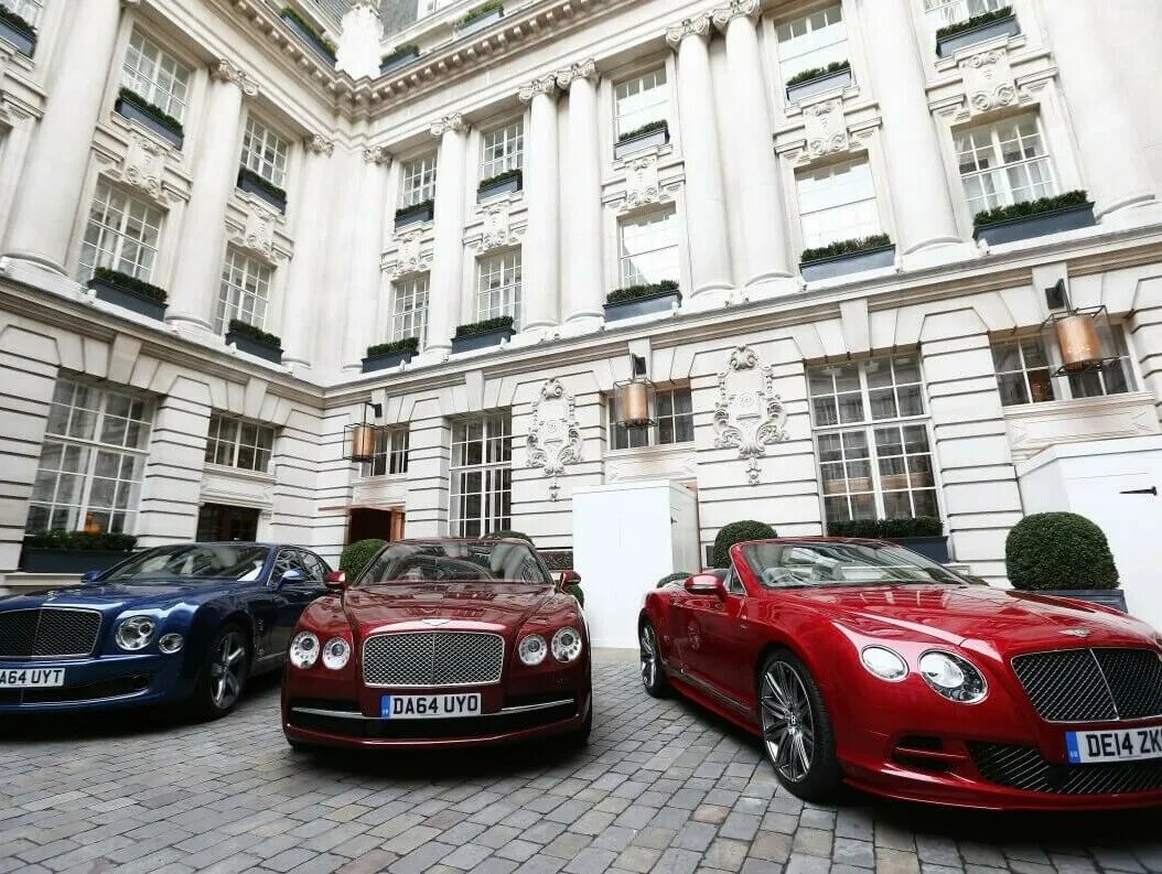 какие авто роскошь. Ferrari showroom. автомобили под роскошь. какие авто роскошь. машины для престижных людей.