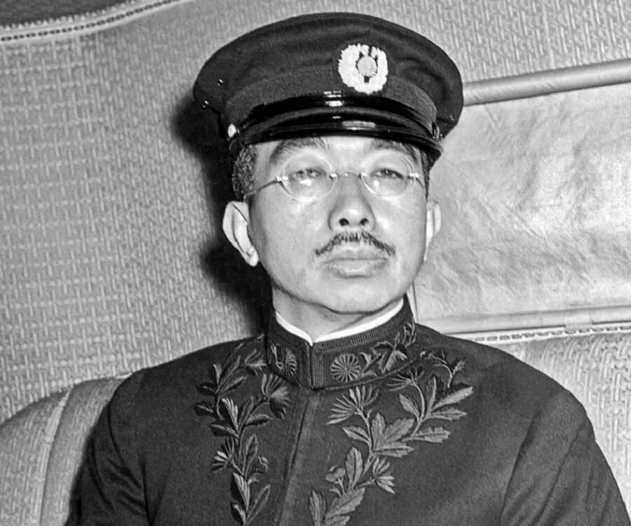 Император сёва хирохито. Император хирохито с флагом японии. Император японии 1945. Хирохито император японии 1945. Хирото японский император.