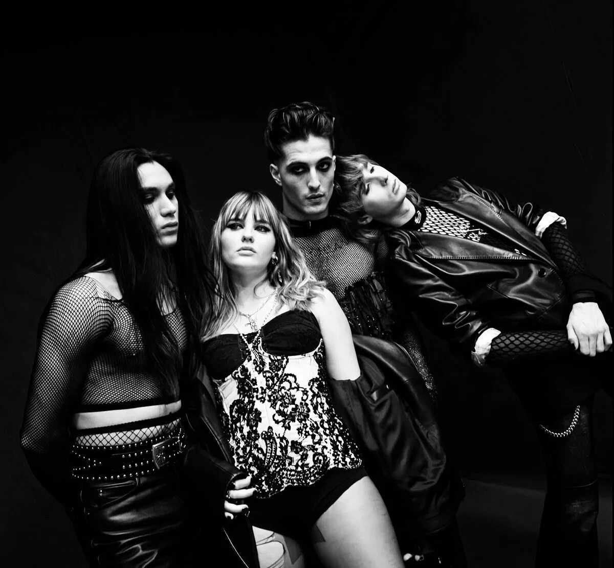 Maneskin группа 2021. Марув боосин друнк гроове. Coraline måneskin солист. Марлена манескин. Defiler мем.