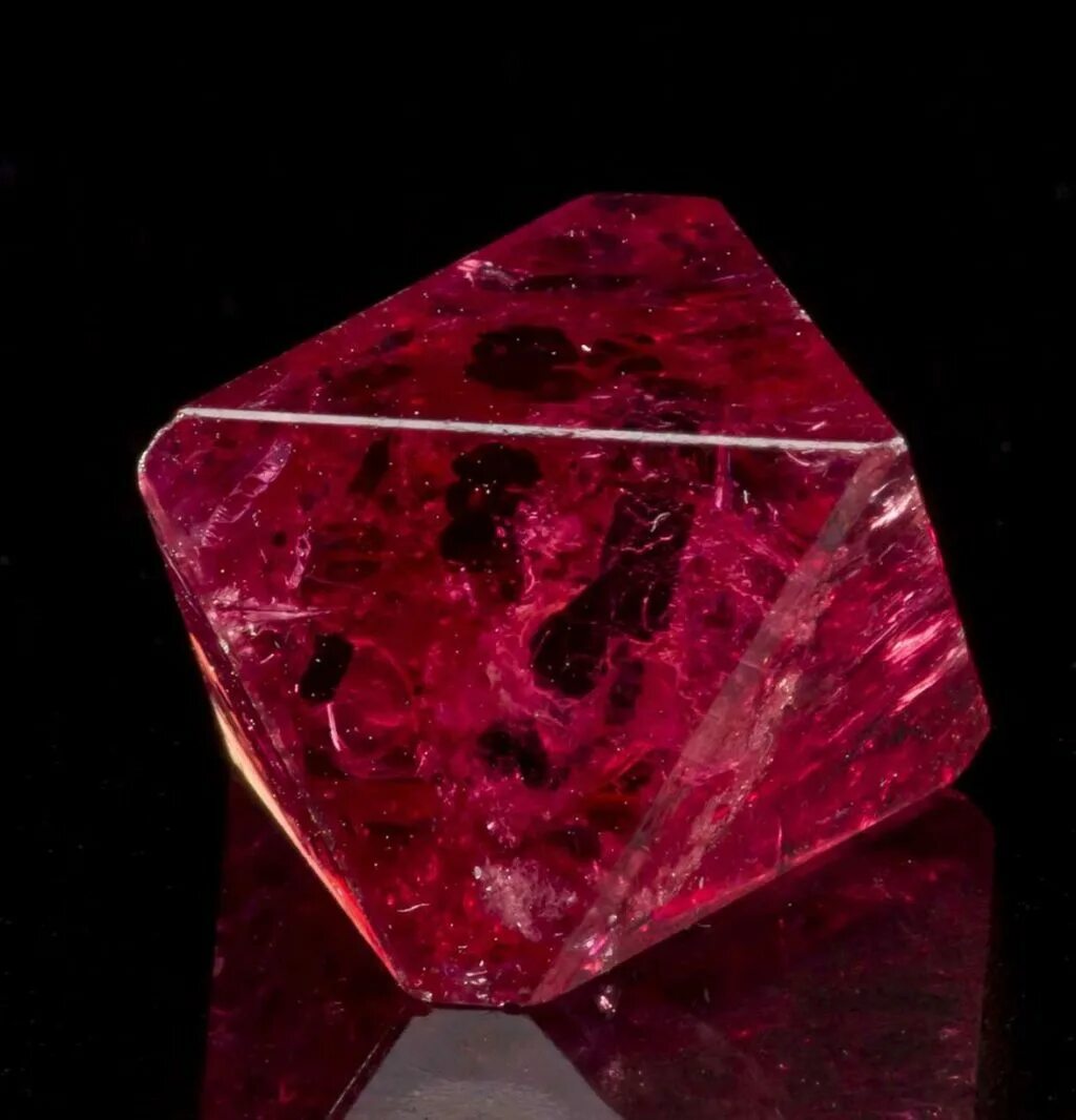 Благородная шпинель камень. Рубин турмалин шпинель александрит. Лал шпинель. Шпинель рубицелл. Лал-шпинель камень.