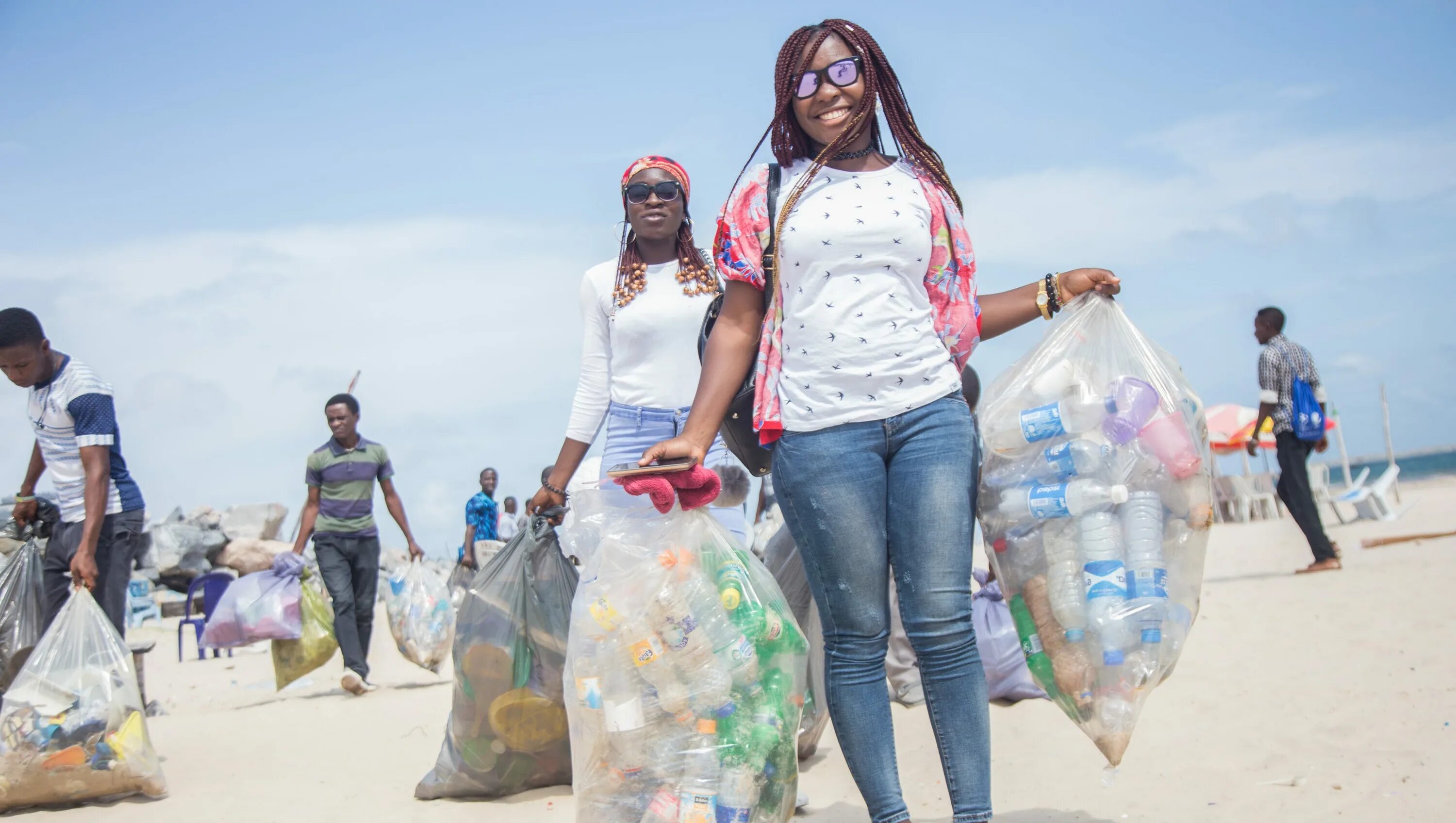 Who marries a piece of trash. Кондо акихико и мику. Мария гаврило микропластик. Nakano yotsuba hot. Свалка фильм 2014.