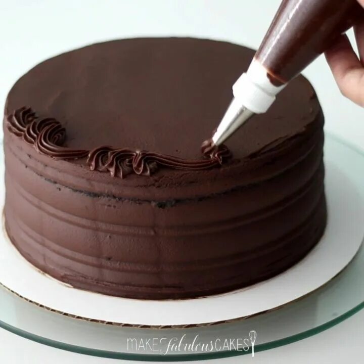 Покрытие торта белым шоколадом. Украшение торта ганашем. Ганаш для торта шоколадный. Украшение торта на шоколадном ганаше. Торт с ганашем.