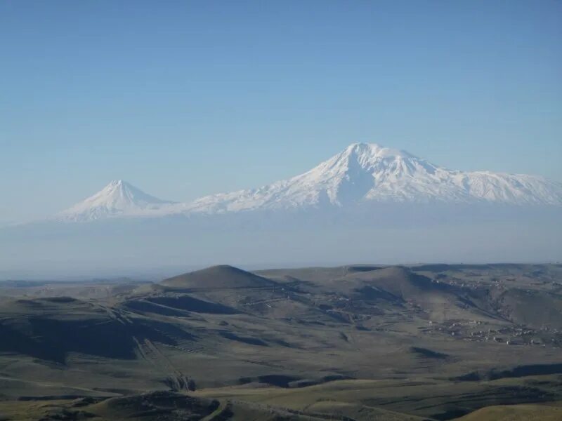 Эльбрус действует или нет. Эльбрус потухший вулкан. Арарат и Вирап. Арарат гора или Эльбрус. Казахские горы.
