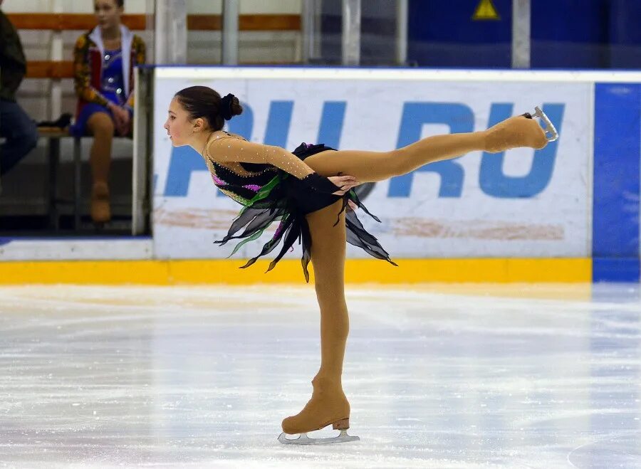 Пируэт танцы спб. Последний пируэт 2015. Спортивные секции для девочек. Последний пируэт 2015. Художественная гимнастика девочки переодеваются.