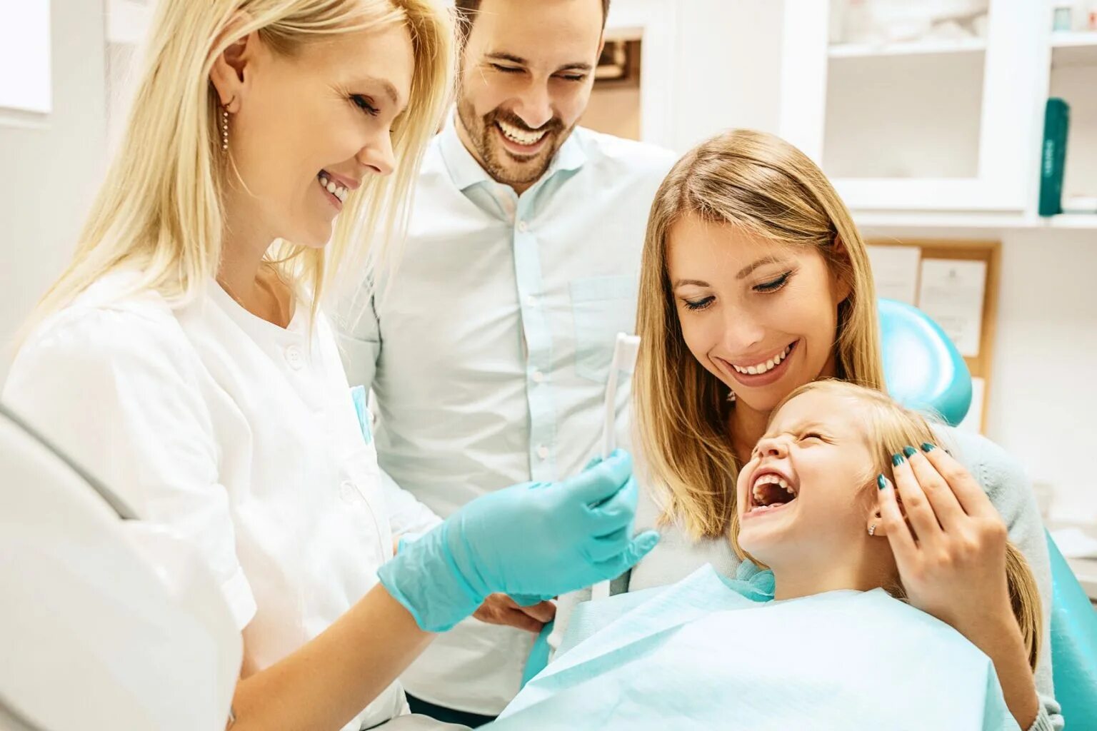 Дантист 7. Dental family александров. улыбка стоматология. дантист. семья улыбка стоматология.