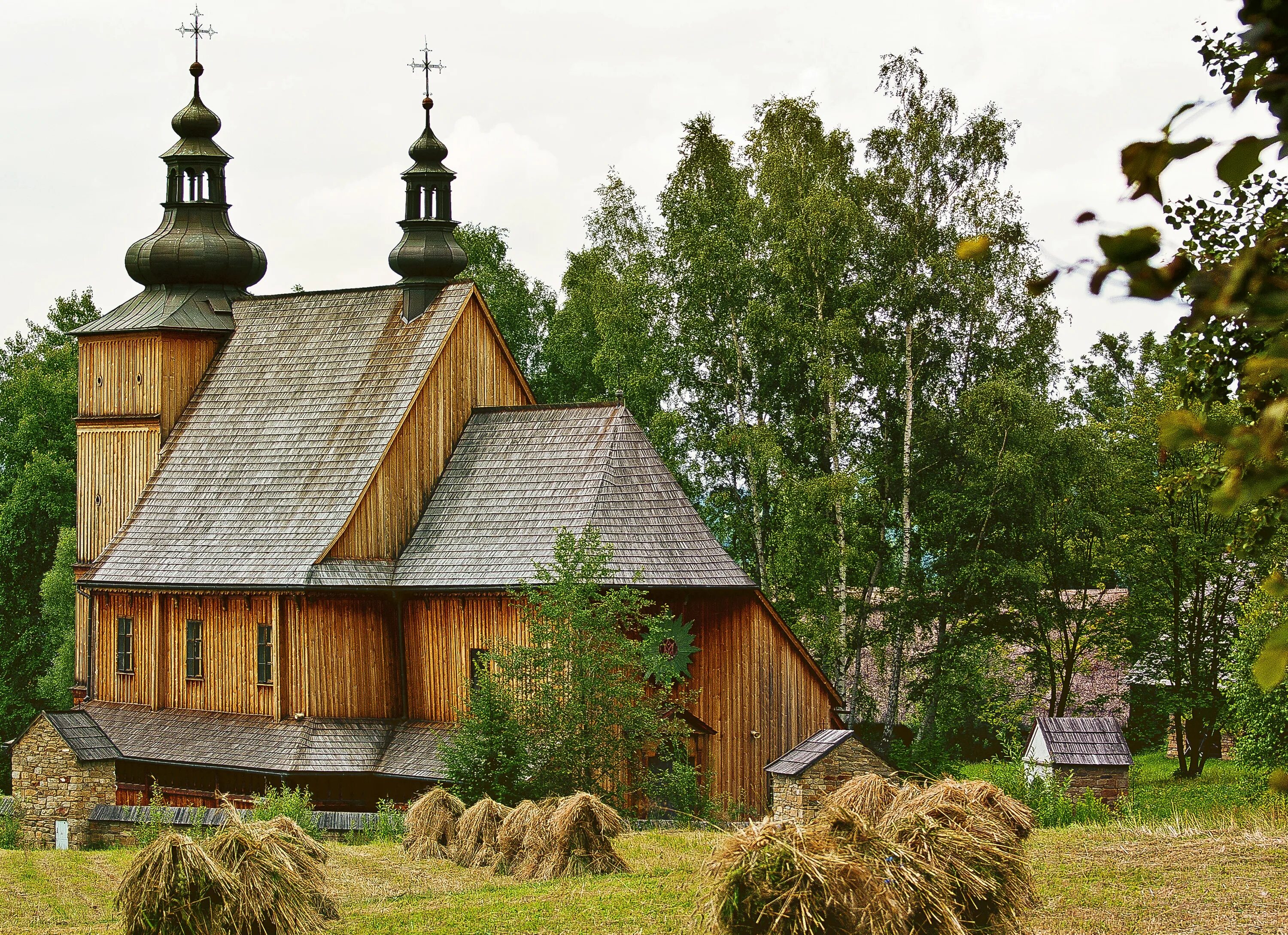 Деревня в польше. Церковь деревня мельник польша. деревянная сельская церковь. деревянная церковь в деревне. старинные деревянные церкви.