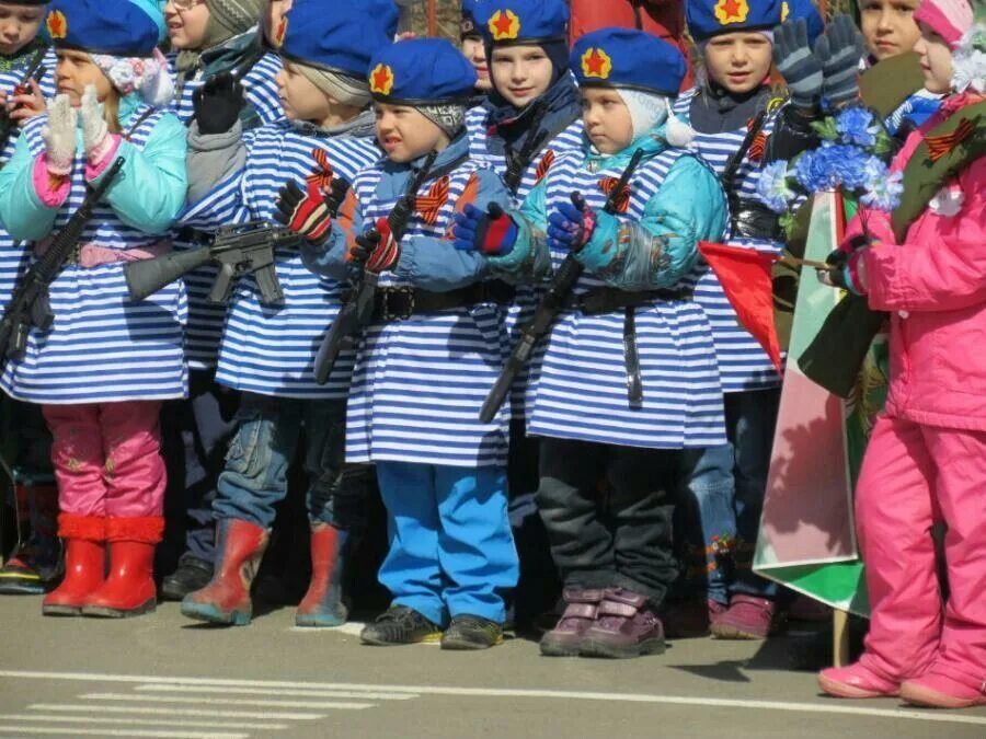 Патриотические развлечения. Детский парад Победы. Детский военный парад. Военная форма для детского сада. Дети на параде.