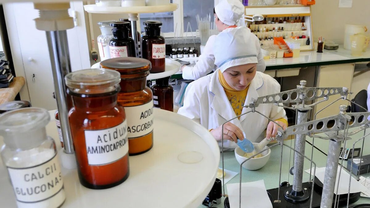 Лекарственные средства изготовленные в аптеке. Порошки в производственной аптеке. приготовление лекарств в аптеке. лекарственные формы изготовленные в аптеке. порошки изготовленные в производственной аптеке.