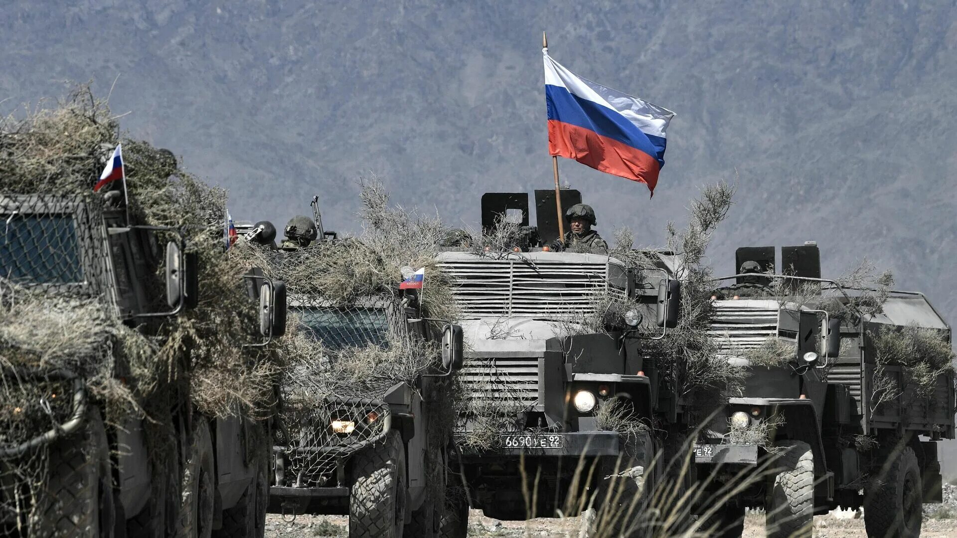 Ввод войск сегодня. Российские войска на украине. военная колонна. колонна российской техники.