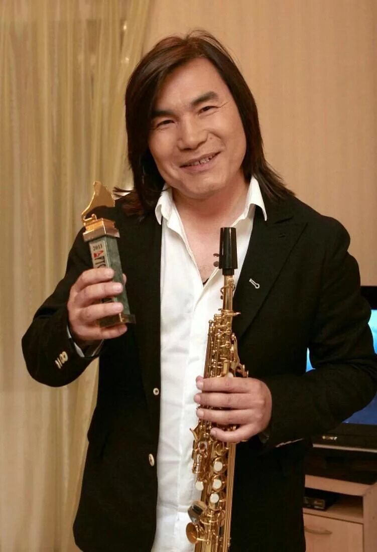 Певец батырхан шукенов. Джулия батырхан. Батырхан. Батырхан. Батырхан шукенов фото.