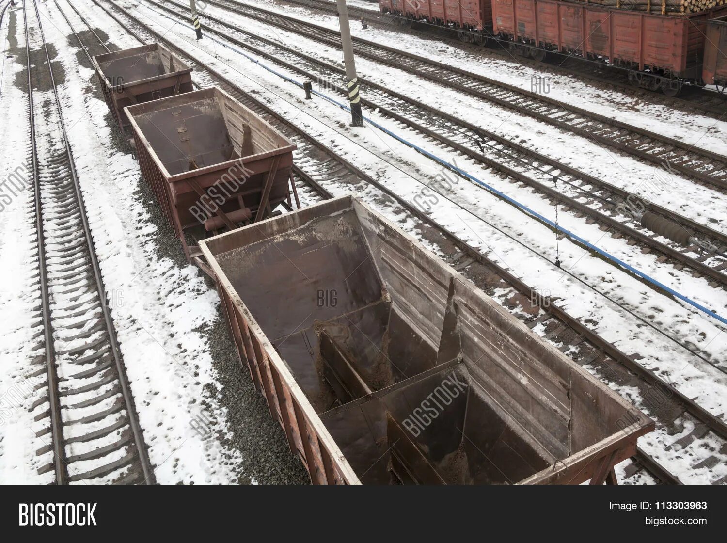 Зима полувагоны. Пгк грузовая компания. Порожние вагоны. Крытый грузовой вагон. Порожний вагон является.