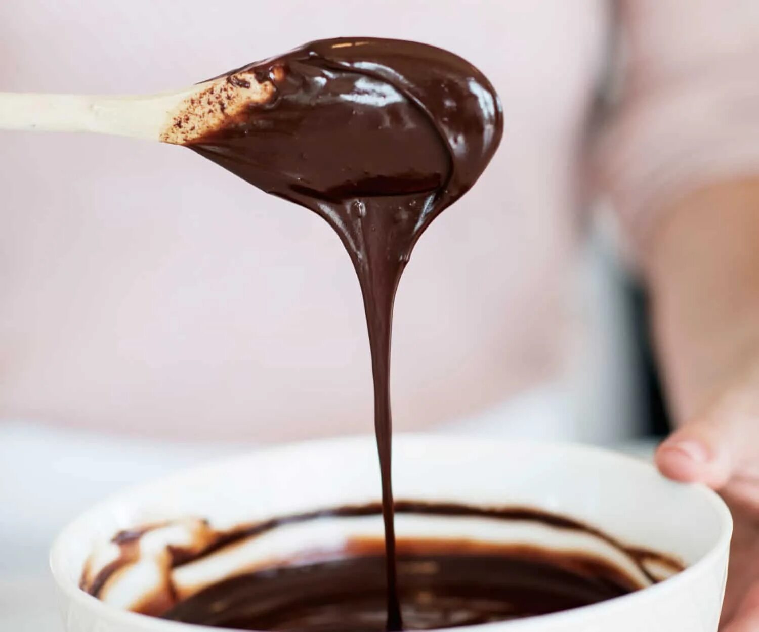 Шоколадная глазурь рецепт в домашних. Ганаш сливки и шоколад. Шоколадная глазурь ганаш. Шоколадный ганаш крем для торта. Шоколад для ганаша.