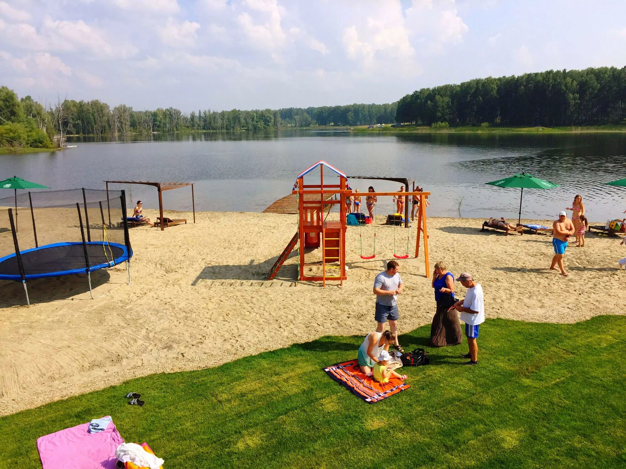 Купить озеро новосибирск. Лаки парк Новосибирск бассейн. Lucky Park Новосибирск коттеджный поселок. Лаки парк Пашино Новосибирск. Лаки Лейк Новосибирск пляж.