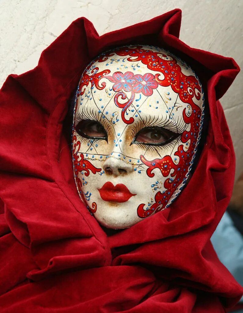 Почему нара в маске. Маска венецианская. Маски венецианские карнавальные. Белая венецианская маска.