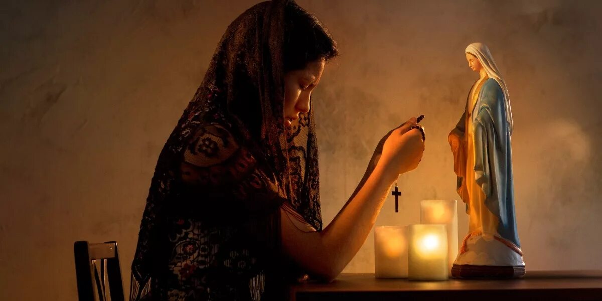 Молюся. Девушка в храме. Мольба женщины. Женщина молится за детей. Молитва девочки.