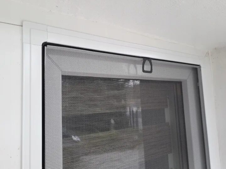 Москитная сетка на пластиковые фото. Москитная сетка 130x60. Skf москитные сетки. Сетки на пластиковые окна. Рамочная сетка москитная 1450 на 445.