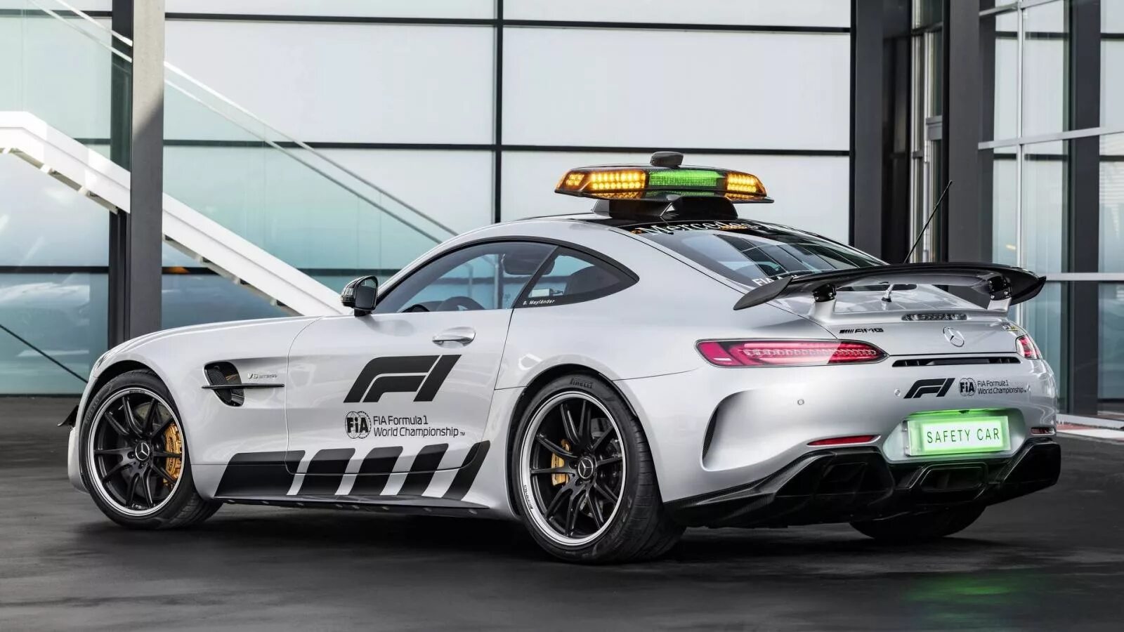 Автомобиль безопасности формула. Mercedes Benz AMG gt f1. 2018 Mercedes-AMG gt r f1. Mercedes AMG gt r Safety car f1. Mercedes AMG gt r 2018.