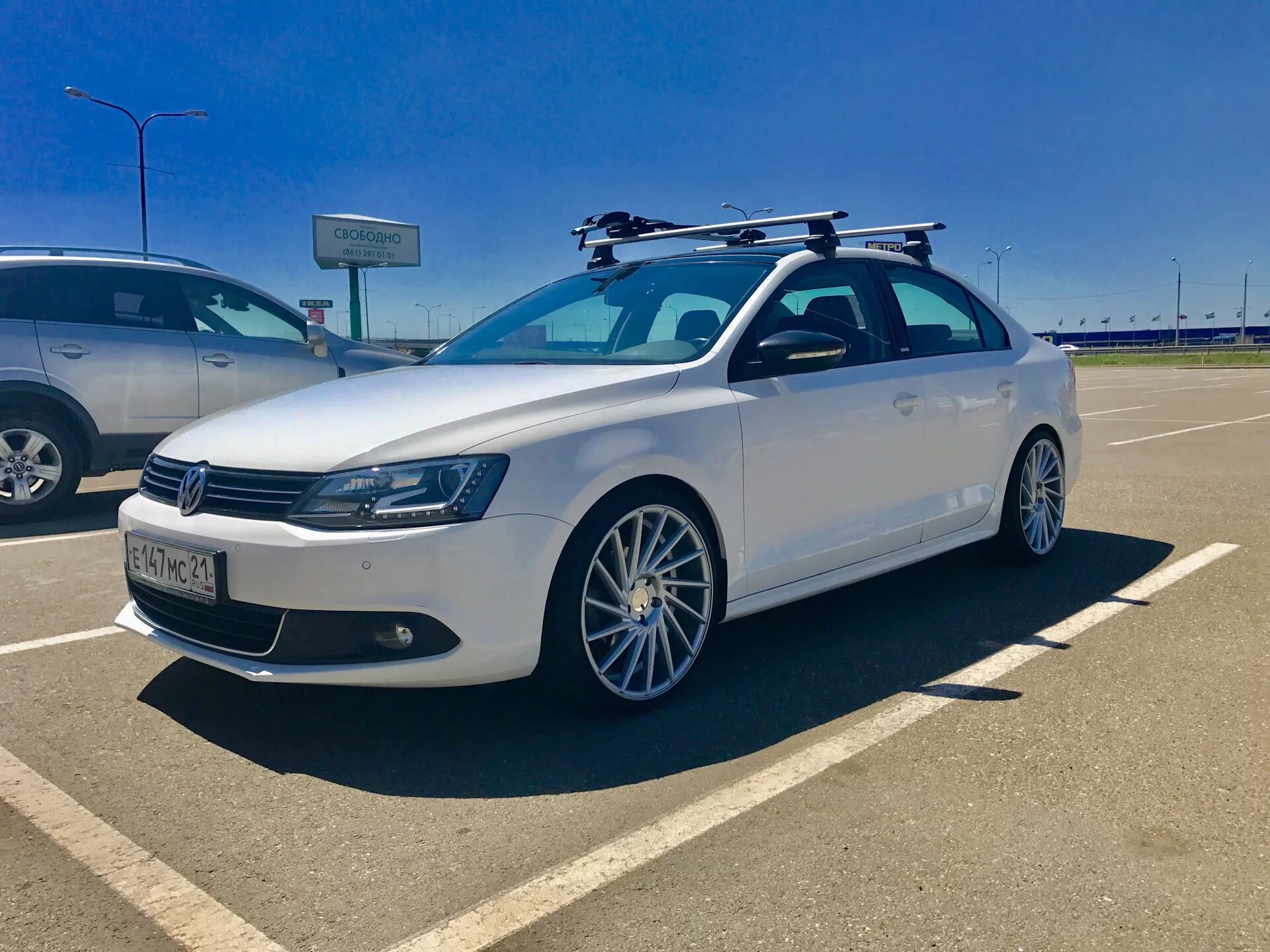 Jetta 6 с автобоксом. Багажник на крышу vw getta 6. Thule багажник jetta 6. Багажник на фольксваген джетта 6. Тюнингованный фольксваген джетта 6.