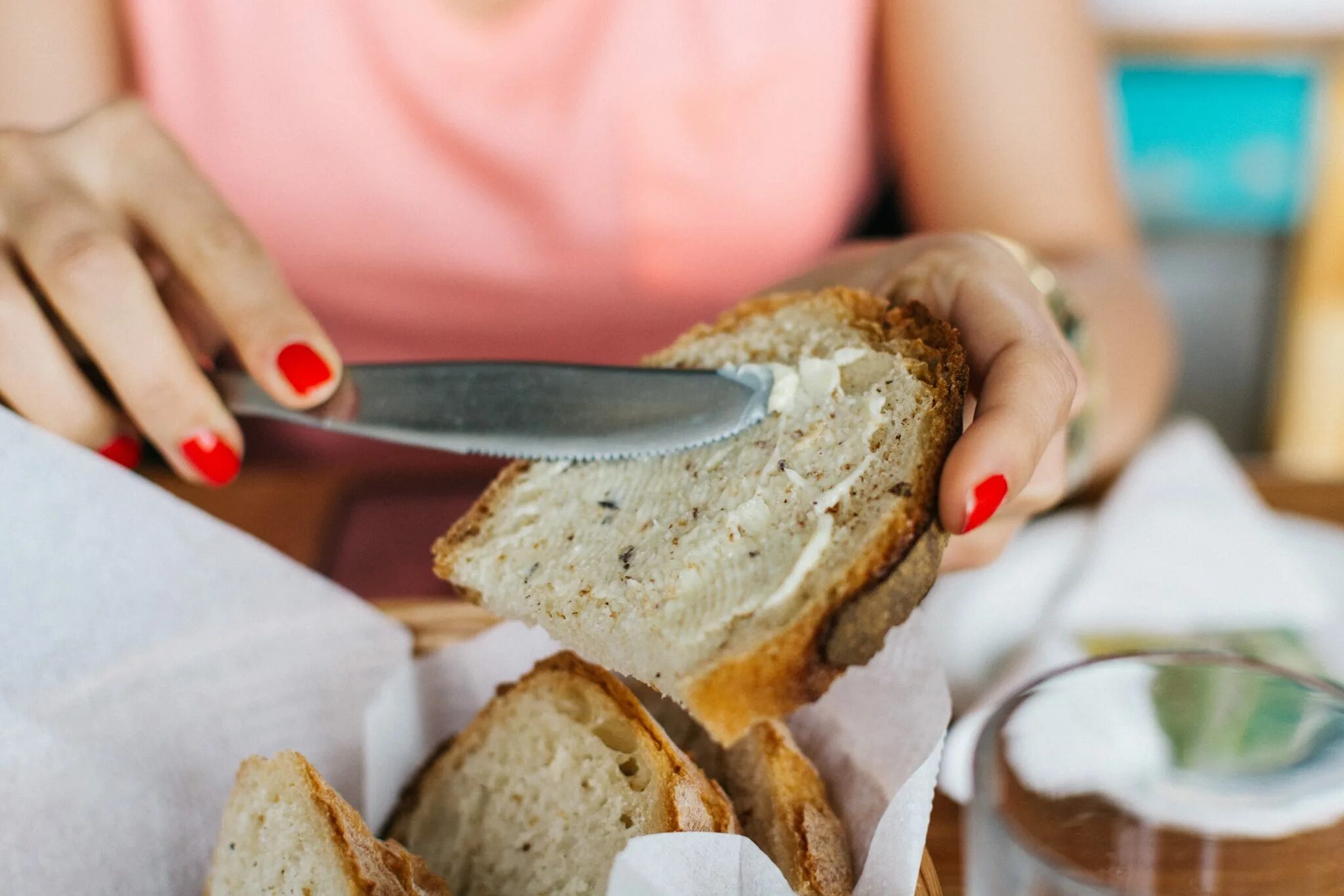 Хлеб невкусный. Бутерброд со сливочным маслом. Сливочное масло на хлебе. Хлеб с маслом. Намазывает масло на хлеб.