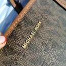 Как проверить сумку michael kors. Сумка канва michael kors. 35s6geql3l michael kors. натуральная кожа канва что это такое.