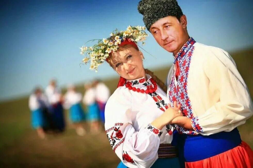 Любимая на украинском. Русско украинская свадьба. Свадебный костюм украинцев. Свадебный национальный костюм украинцев. Люди в национальных костюмах.