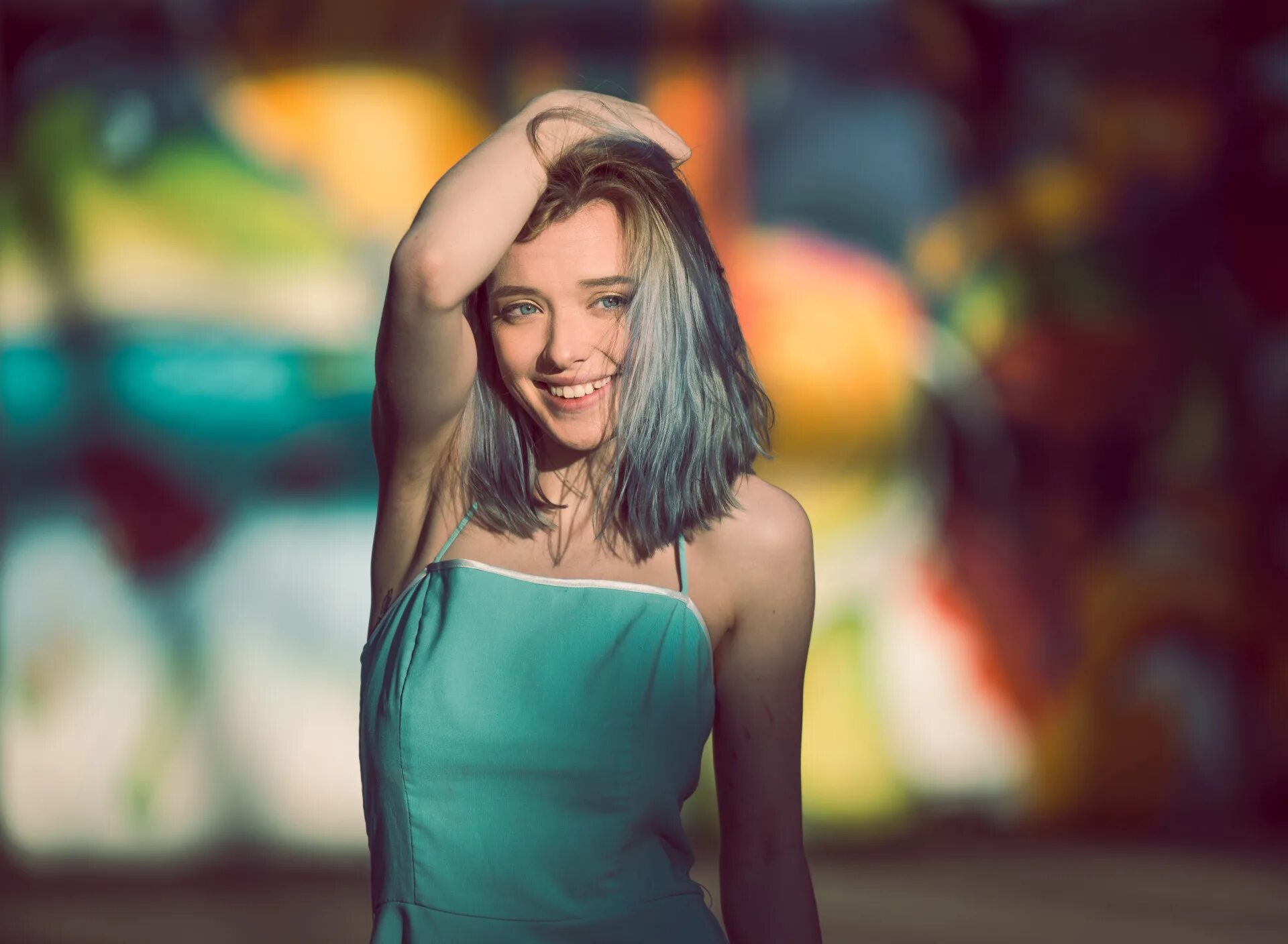 Девушка радуется. Брюнетка улыбка. Девушка радуется доставке вина. Украинка ангелина. Girls ruh.