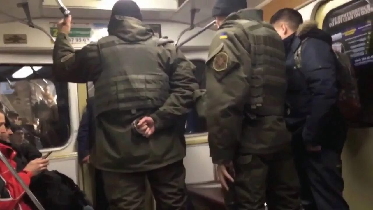 Вырубил в метро. Охранник метро.