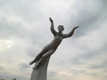 Памятник с поднятой рукой
