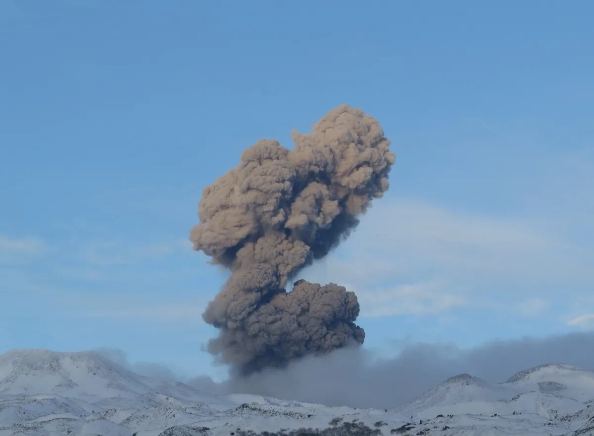 Вулкан эбеко извержение. Вулкан выбросил. Извержение вулкана шивелуч. Вулкан шивелуч. Вулкан шивелуч на камчатке.