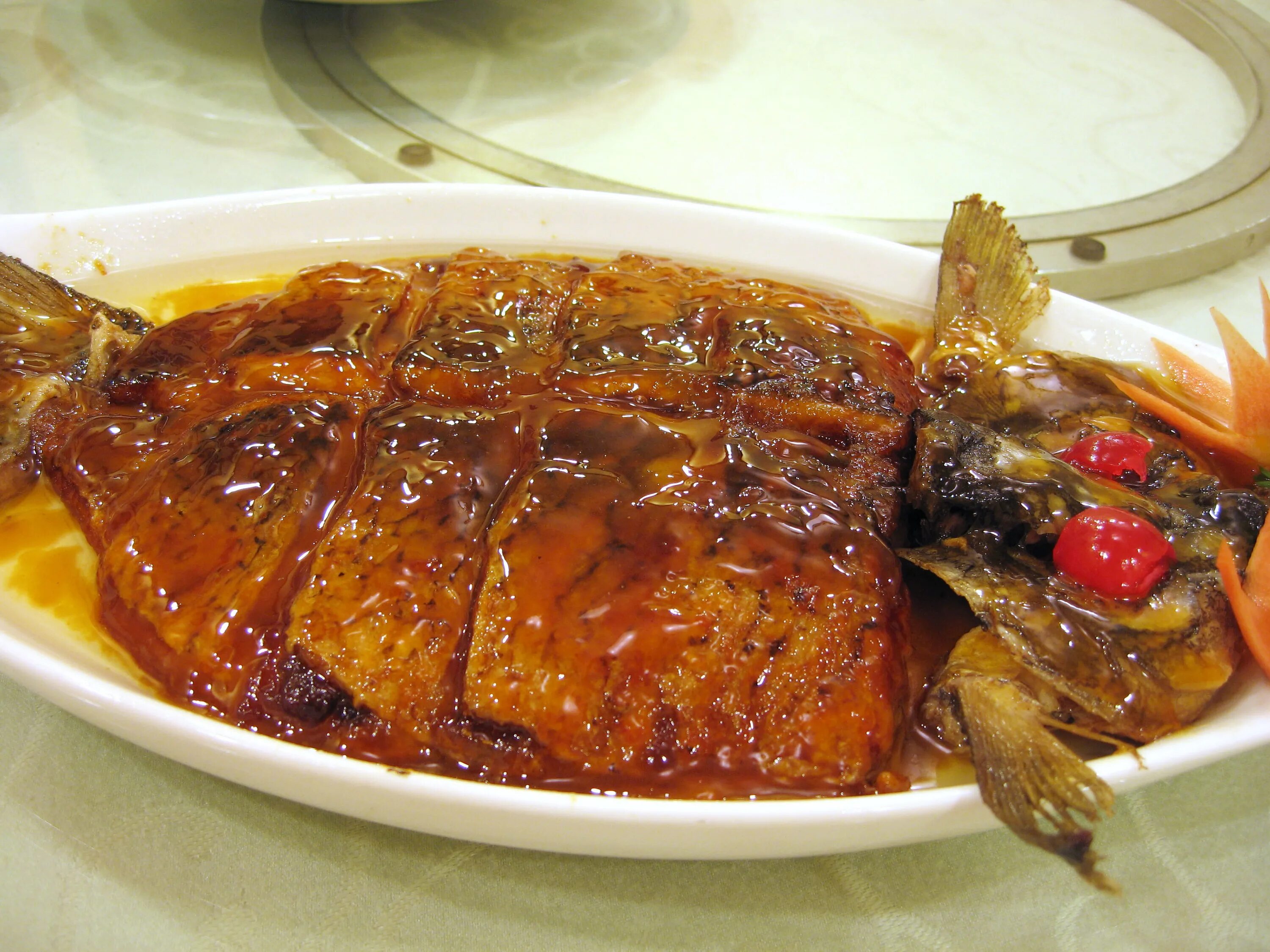 Рыба кипит. Рыба по китайски. Рыба белка китайское блюдо. Жареная рыба в Китае. Блюда из рыбы по китайски.