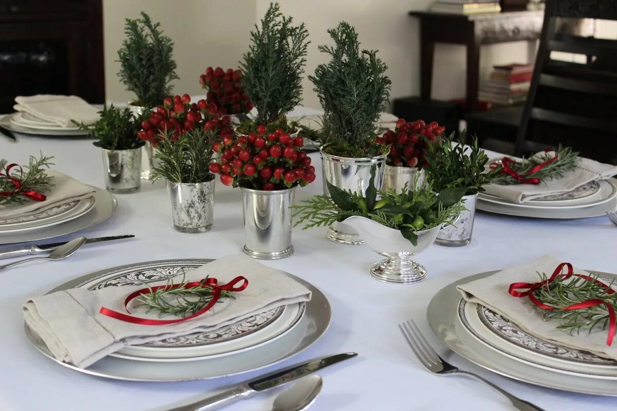 Новогодний стол украшение сервировка. Сервировка новогоднего стола. Сервировка стола. Современная сервировка стола. Сервировка праздничного стола.