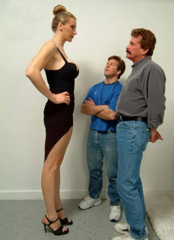 Big s tall. Goddess severa рост. Высокие женщины. Три высокие женщины. Высокая женщина и маленький мужчина.