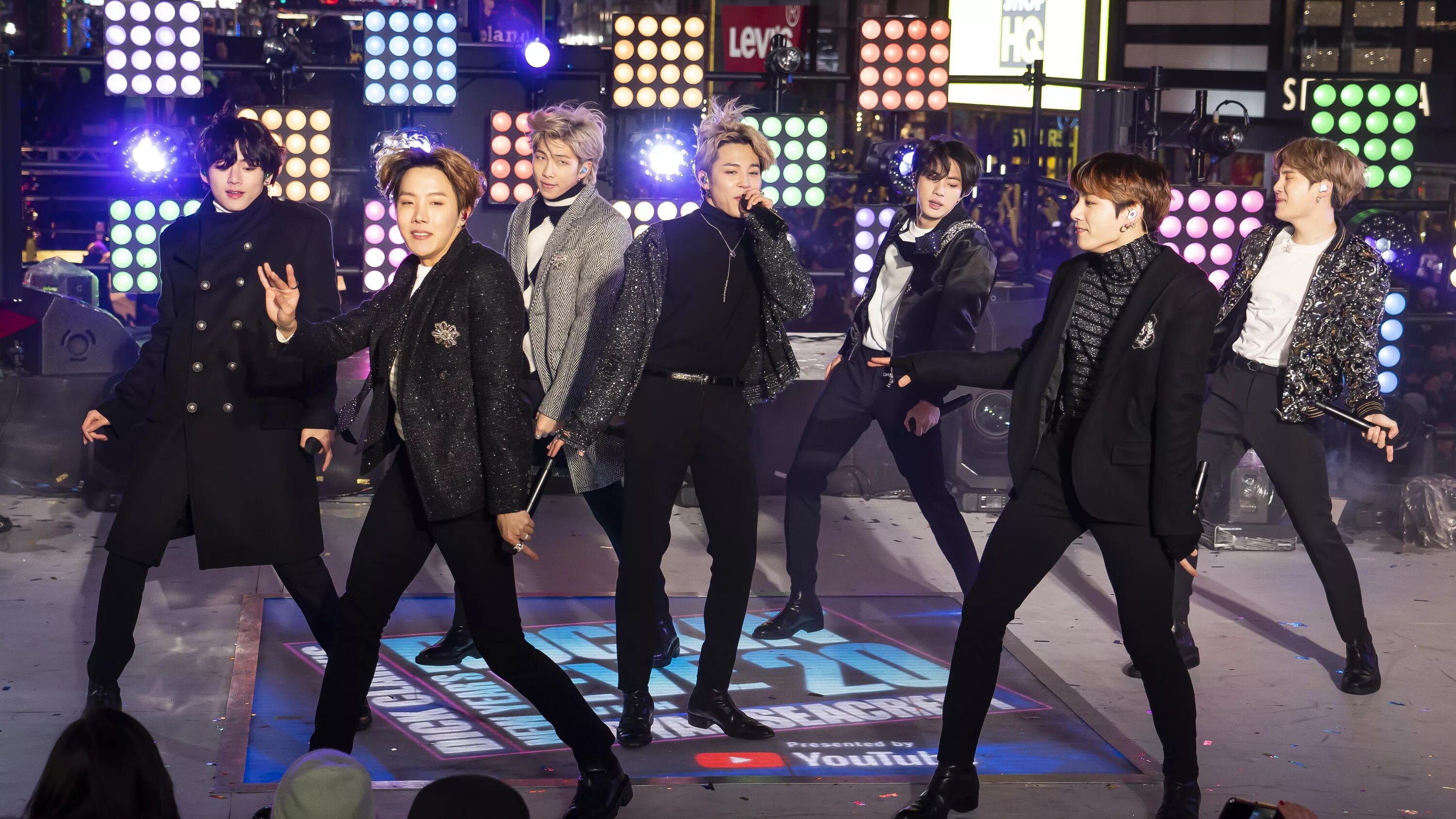Bts sub. Бтс концерт 2025. бтс шерло. bts 2025 год. bts в америке 2025.