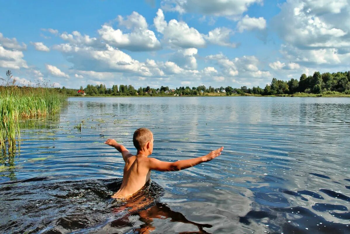 Купаться в озере. Река для детей. Купание на речке. Летом на речке.