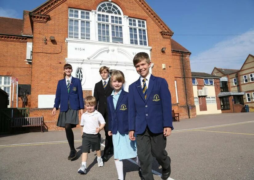 Название частных школ. Colchester royal grammar school пансион. английская школьная форма. светлые горы школы форма. школьная форма в америке калифорния.