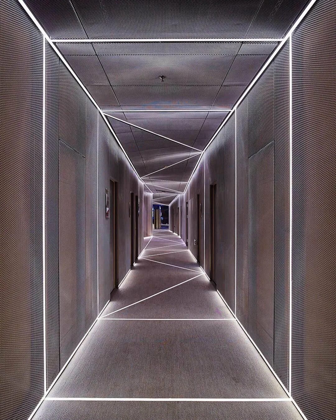 Освещение в коридоре. Светодиодная подсветка в коридоре. Линейный свет в интерьере. Подсветка потолка в коридоре. Свет от световых линий