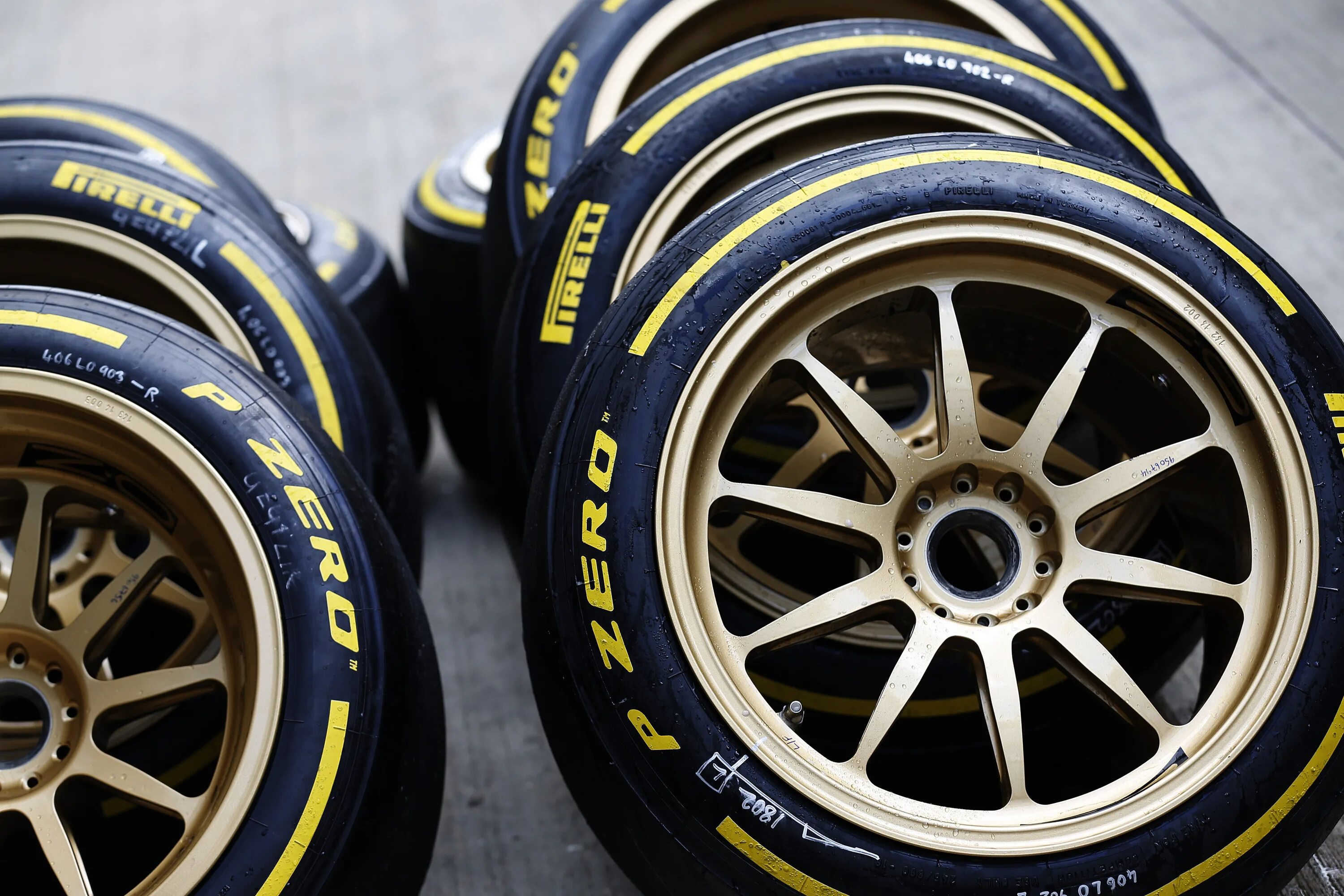 Резина формула 1. Шины пирелли формула 1. f1 pirelli tyres 2025. formula 2 2025 18-inch pirelli tyres. formula 2 2025 18-inch pirelli tyres.
