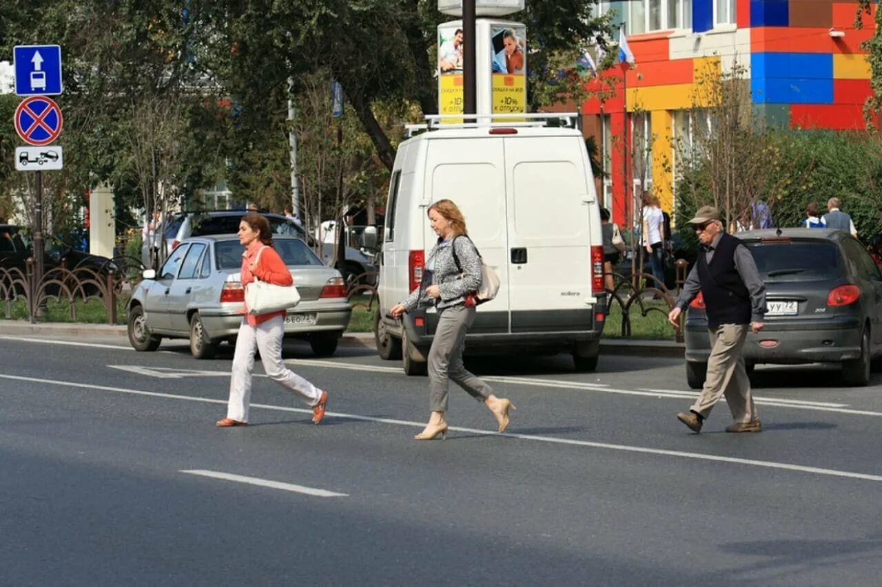 Нарушения правил движения указаны. Наруение прравил дорожногтодвижения. Нарушение правил дорожного движения. Нарушение правил дорожного движения пешеходом. Пешеход на проезжей части.