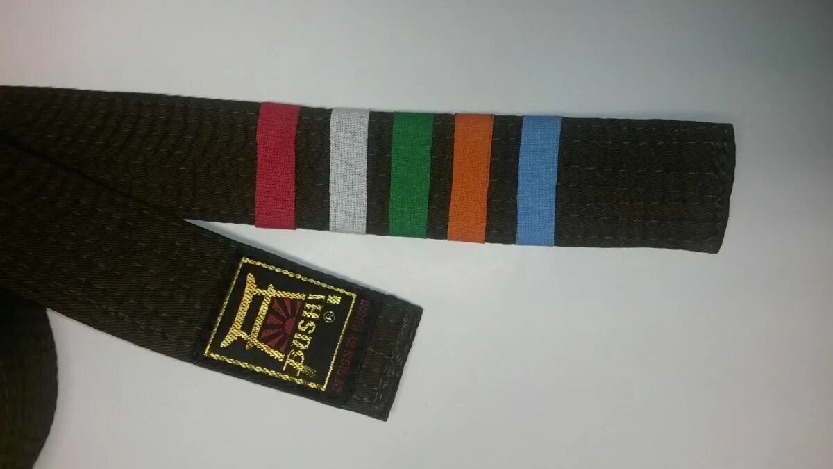Как пришить полоску на пояс каратэ. Пояс на 9 кю киокушинкай каратэ. Пояса шинкиокушинкай каратэ. Оранжевый пояс в спортмастер. Как пришить полоску на пояс каратэ.