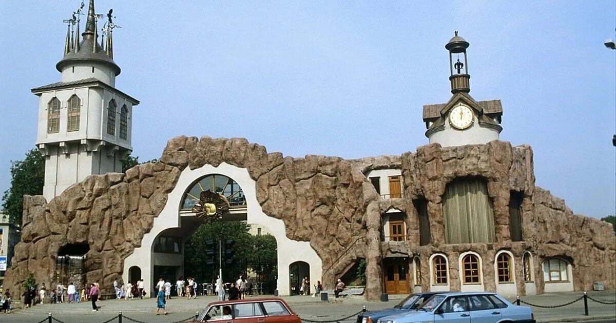 Зоопарк москва часы. Зоопарк москва часы. Московский зоопарк 1864 года. Московский зоопарк часы работы. Ворота московского зоопарка.