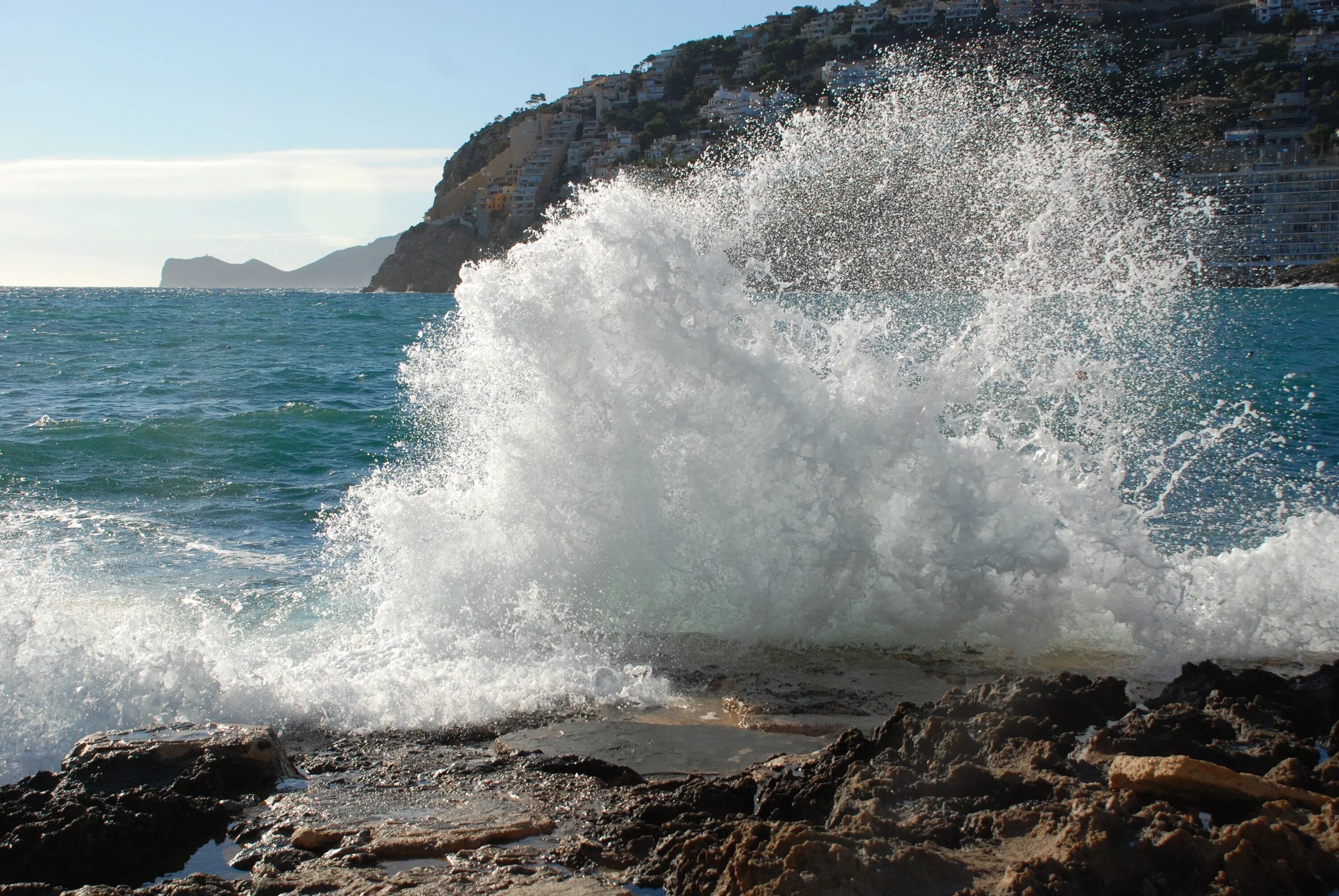 Волны разбиваются о берег. Волна разбивается о камень. Брызги моря. Берег моря с волной на камни. Волны разбиваются о скалы.